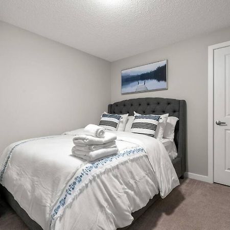 Modern Basement Gem: 2 Bedroom Retreat Calgary Extérieur photo