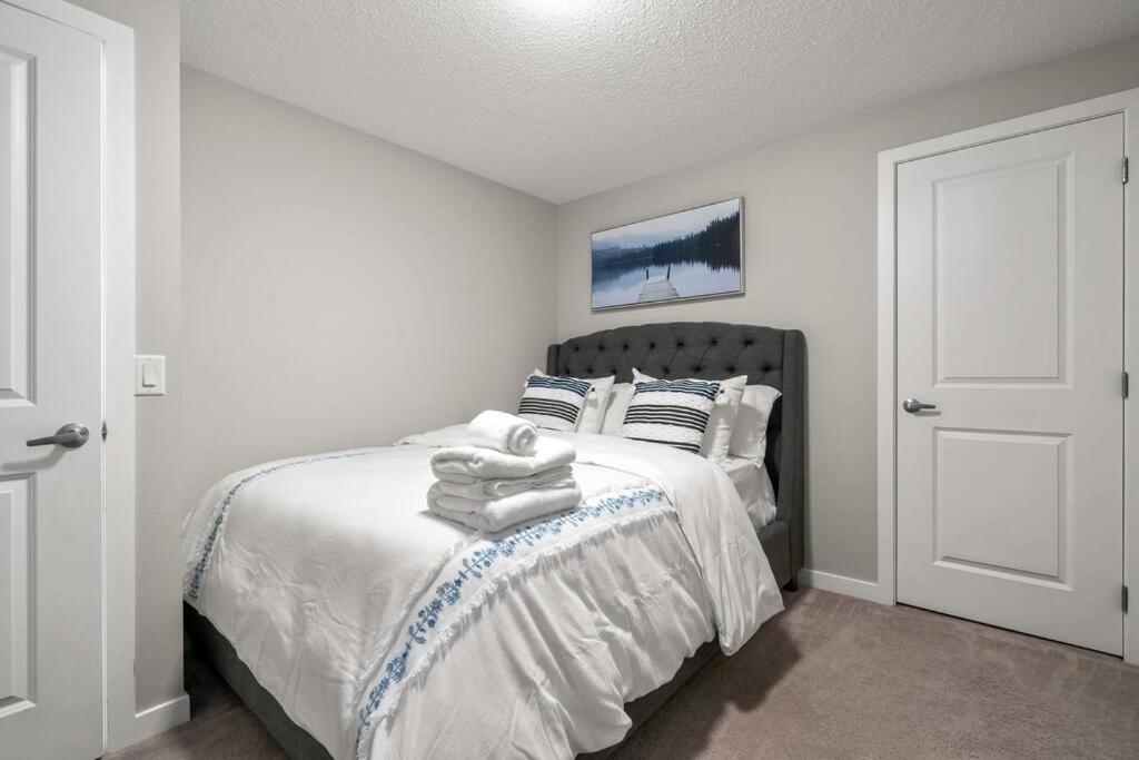 Modern Basement Gem: 2 Bedroom Retreat Calgary Extérieur photo
