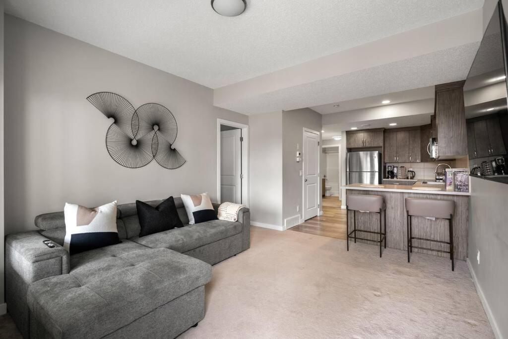 Modern Basement Gem: 2 Bedroom Retreat Calgary Extérieur photo