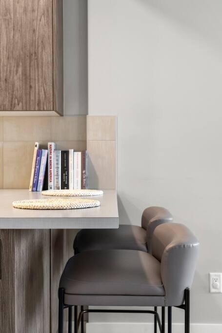 Modern Basement Gem: 2 Bedroom Retreat Calgary Extérieur photo