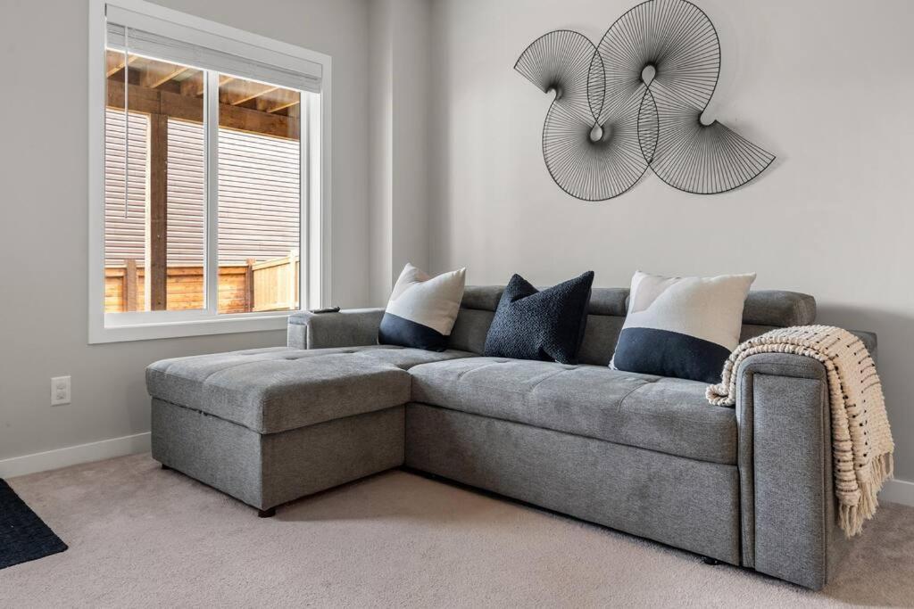Modern Basement Gem: 2 Bedroom Retreat Calgary Extérieur photo