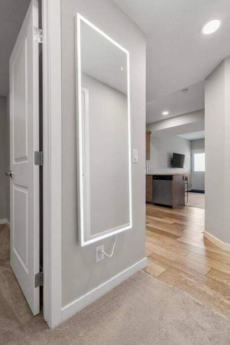 Modern Basement Gem: 2 Bedroom Retreat Calgary Extérieur photo