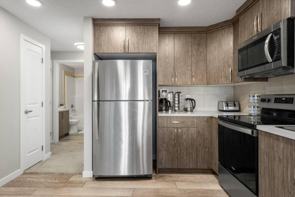 Modern Basement Gem: 2 Bedroom Retreat Calgary Extérieur photo